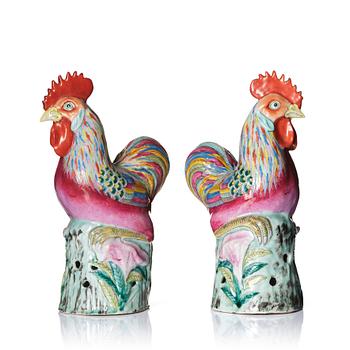 A pair of famille rose roosters, Qing dynasty (1644-1912).