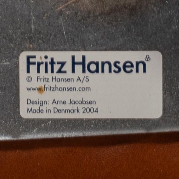 ARNE JACOBSEN, fåtölj, "Svanen", för Fritz Hansen Danmark, 2004.