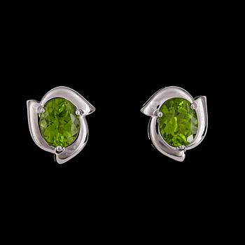 18. EARRINGS, peridots, tot. app. 5.57 cts.