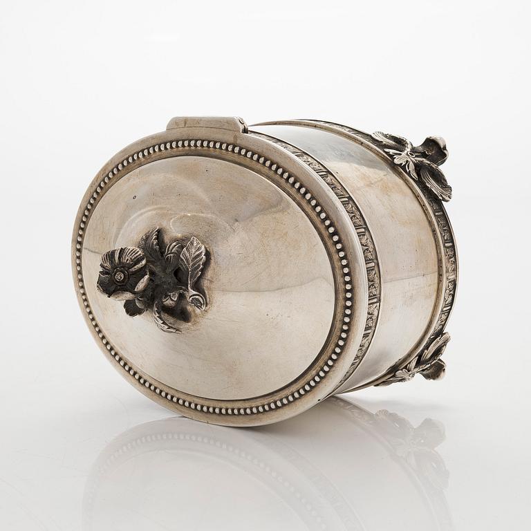 A silver sugar box, C G Hallberg, Stockholm 1898.