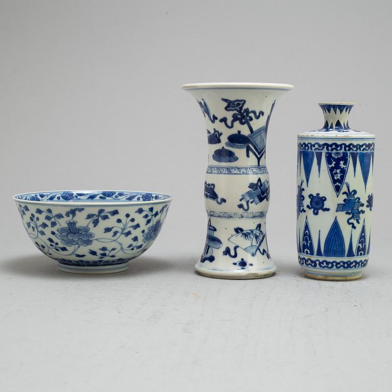 Two blue and white vases and bowl, Qing dynasty, Kangxi (1664-1722).