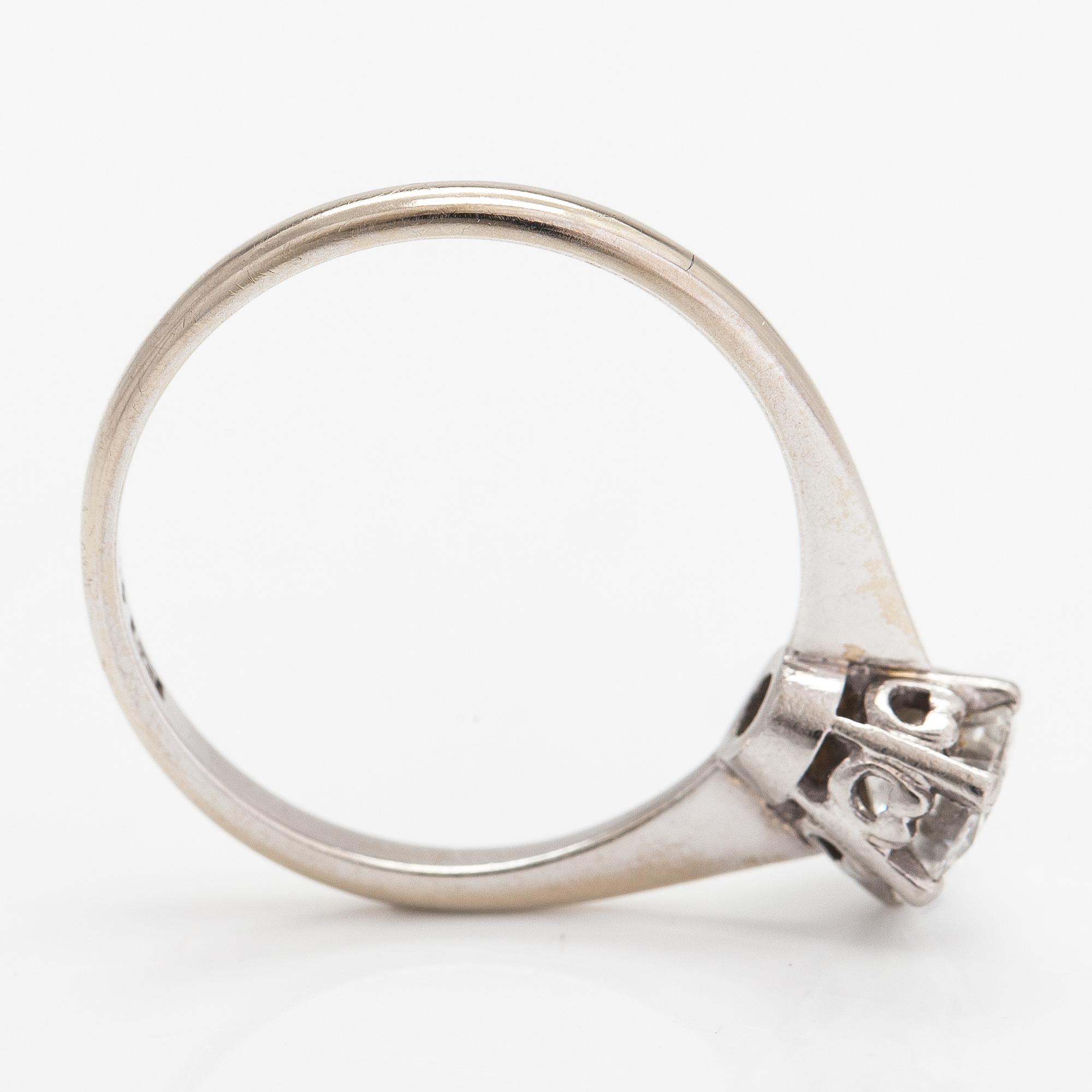 Ring, 14K vitguld och diamant ca 0.90 ct. Med intyg.