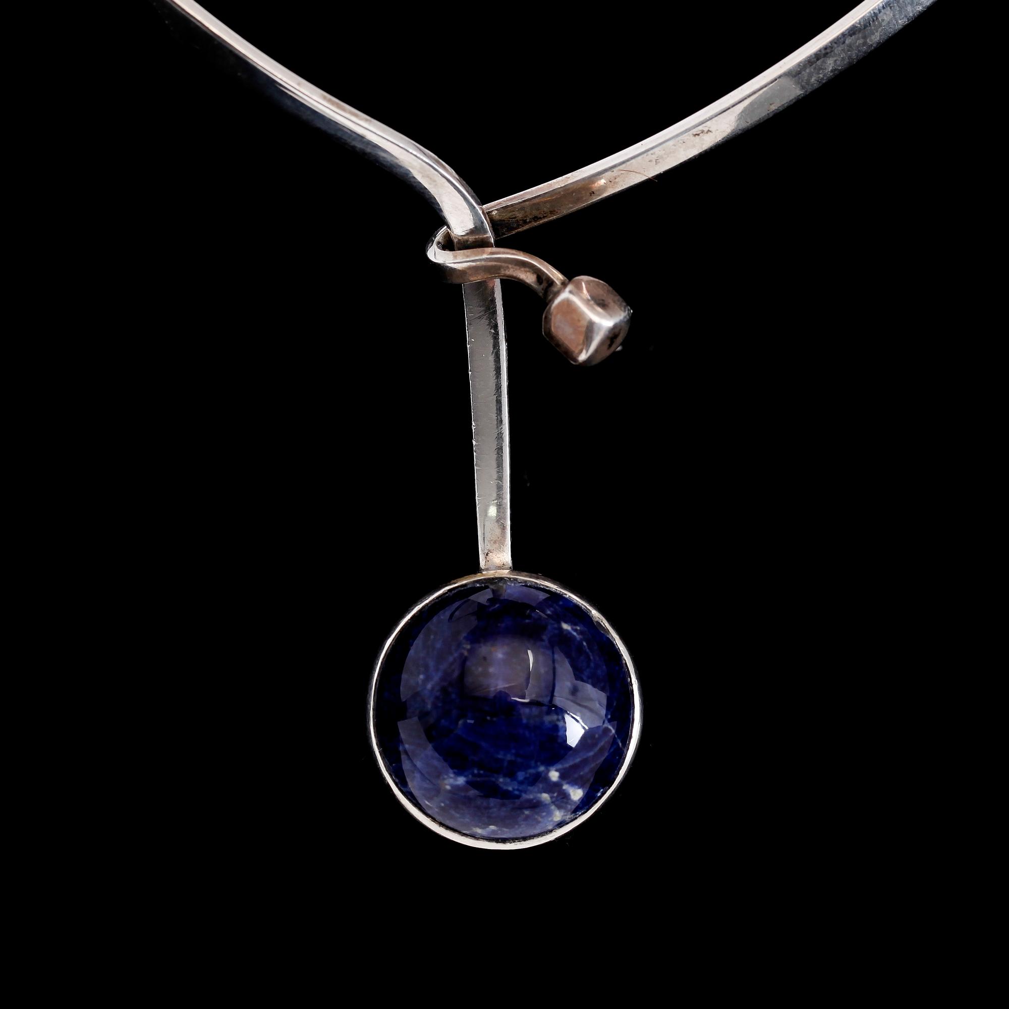 HALSRING, silver och blå sten, Gert Thysell, Gussi, Malmö 1968. Total vikt ca 33 g.