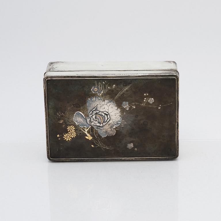 Ask med lock, silver. Japan, tidigt 1900-tal.