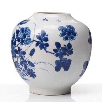 A blue and white Transitional vase, 17th Century.