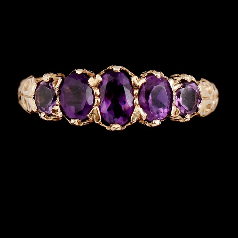 RINGAR, 2 st, 9 k guld, med ametister, opaler samt små diamanter, England. Vikt ca 7 gram.