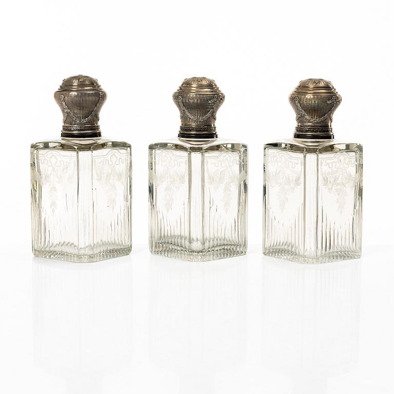 Flakonger, 3 st, silver och glas, Frankrike, sent 1800-tal.