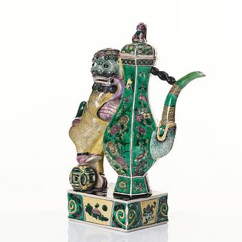 A famille verte wine ewer, Qing dynasty, 19th century.