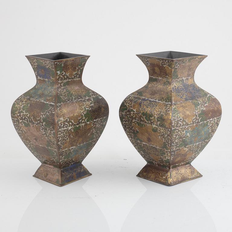 A pair of cloisonne vases, early 20th century.