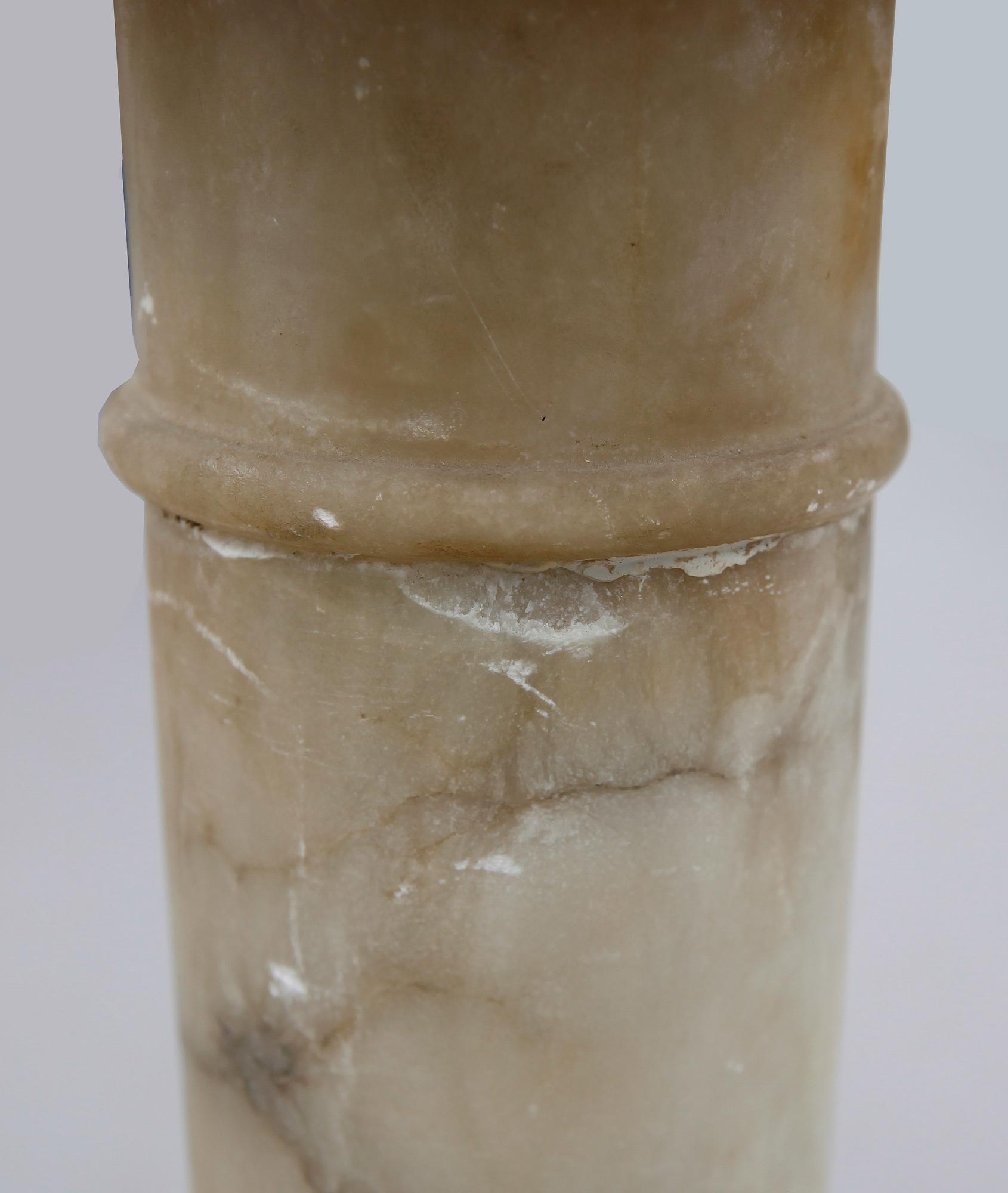 PIEDESTALER,  1 par, alabaster, 1900-talets första hälft.