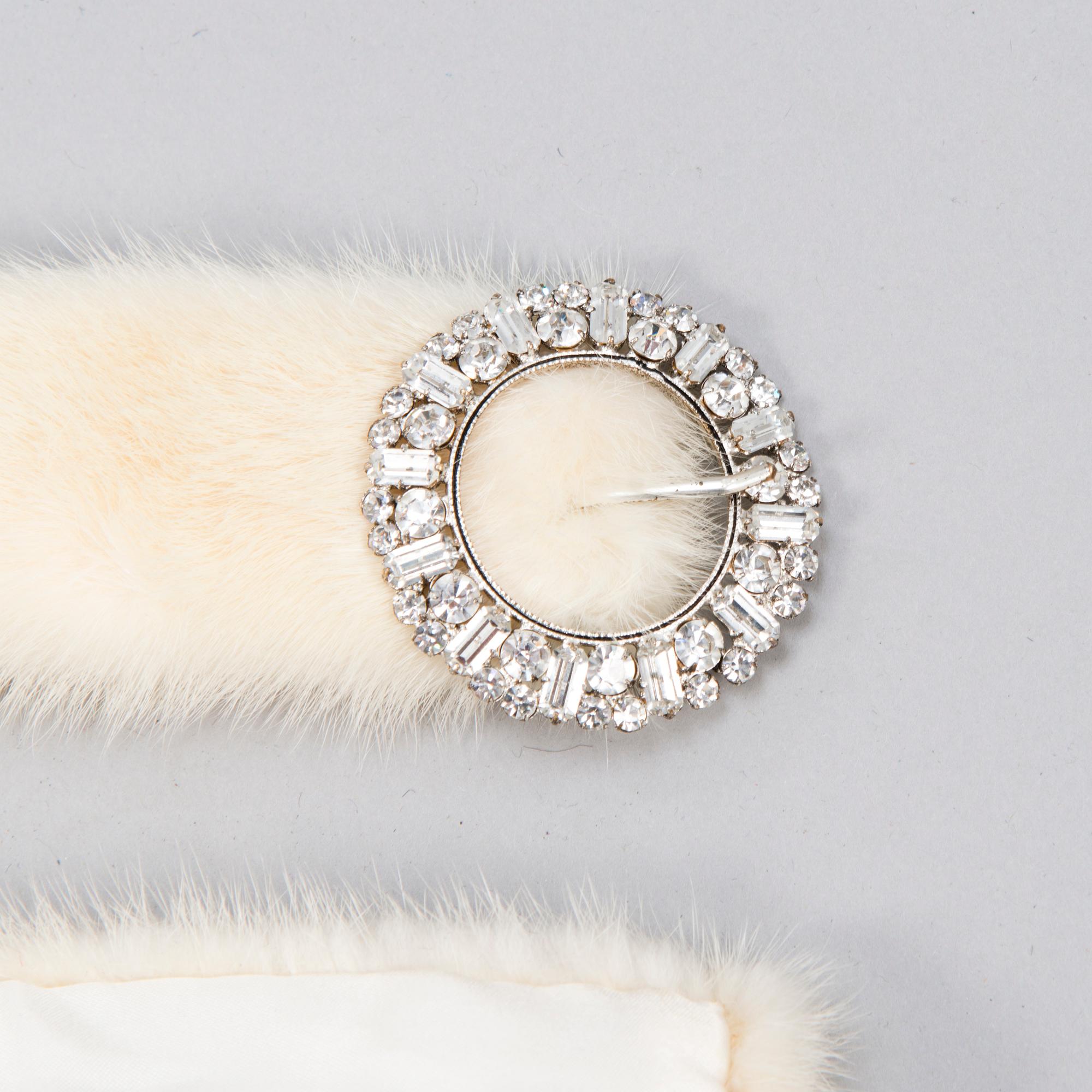 PÄLSJACKA MED BÄLTE SAMT HAT.