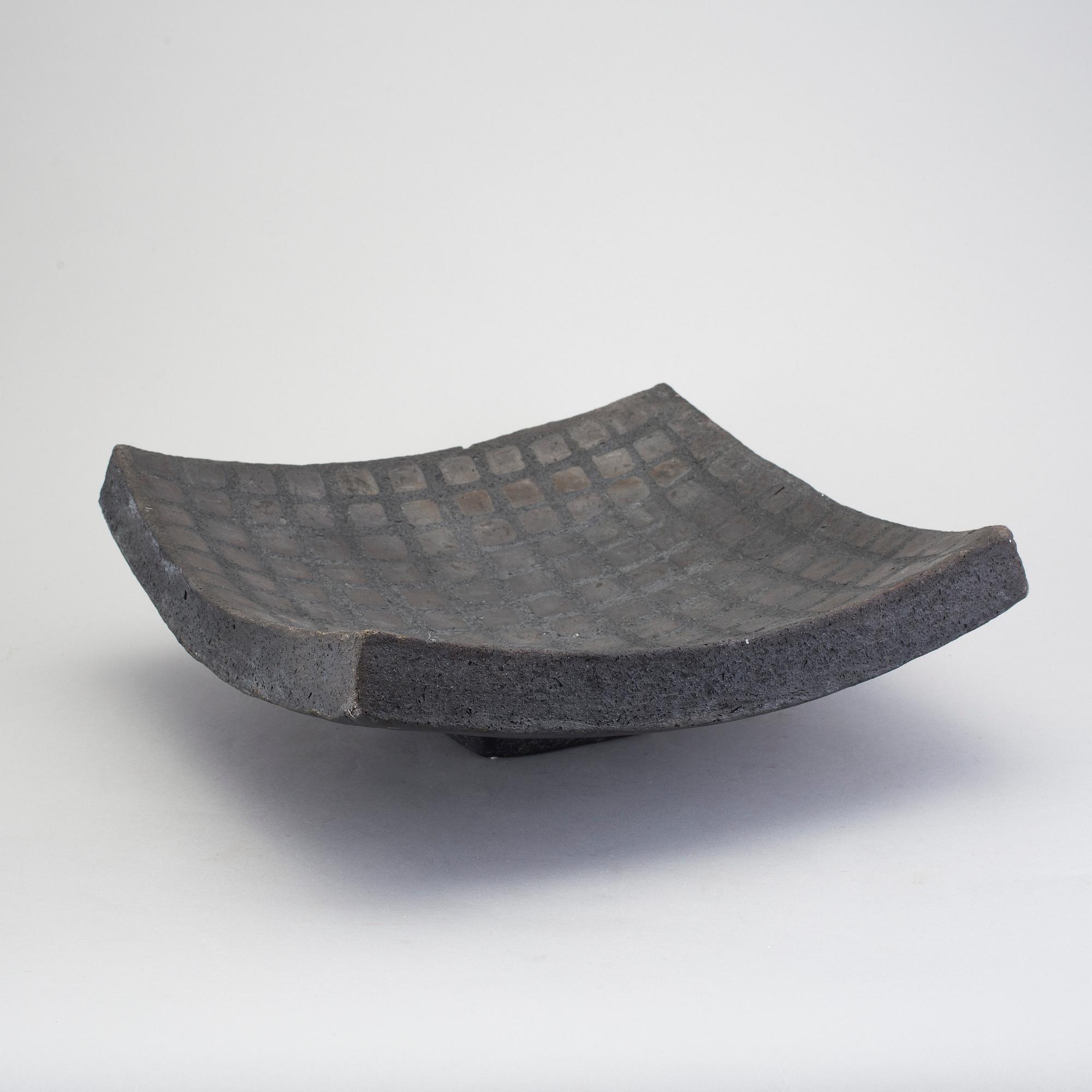 A barrel by LENA SVENSSON, raku burned pottery, sined.