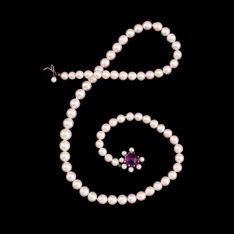 COLLIER, odlade pärlor, Stigbert, 1964, lås 18K guld med cabochonslipad ametist.