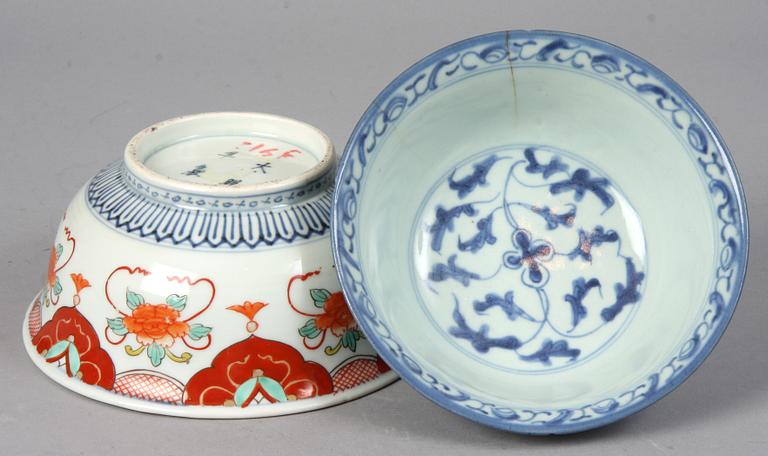 SKÅLAR, 2 st, porslin, Kina samt Japan, 1800-tal.
