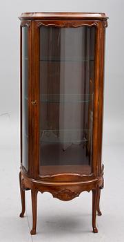 VITRINSKÅP, rokokostil, 1900-tal.