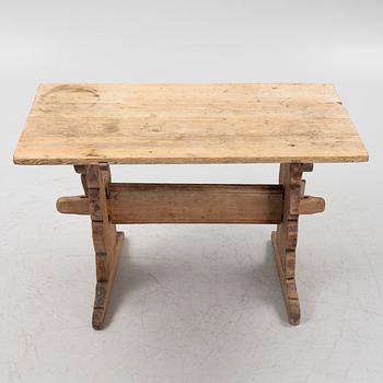 A pine trestle table, 19th century.