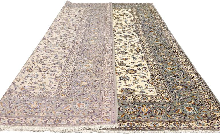 A Kashan carpet, approx. 403 x 300 cm.