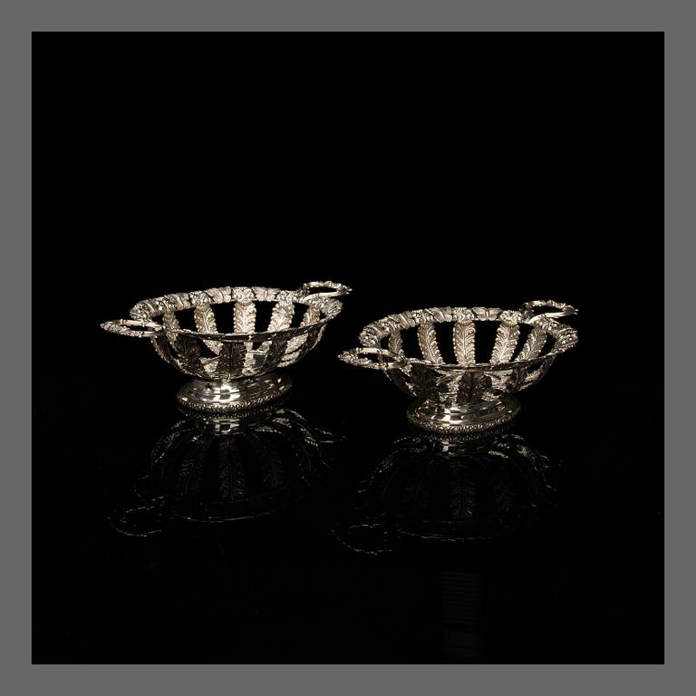 LEIPÄKORIPARI, silver, Kristianstad 1825, H.G.Vogt, paino 838 g.