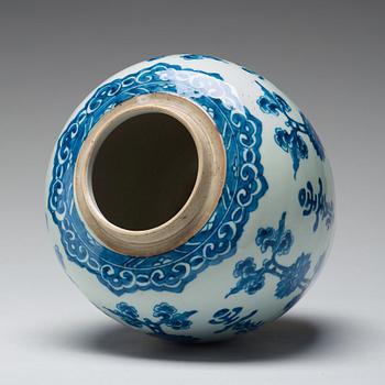A large blue and white jar, Qing dynasty, Kangxi (1662-1722).
