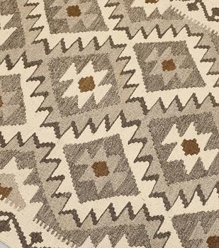 A Kilim runner, approx. 499 x 81 cm.