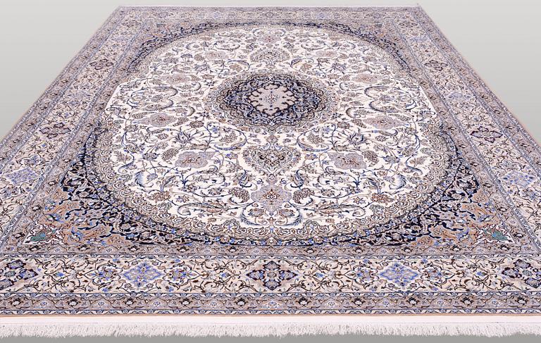 Nain part silk, 6LAA, signed, ca 392 x 300 cm.