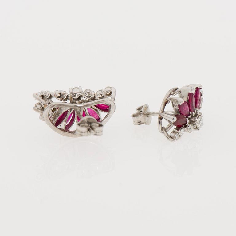 ÖRHÄNGEN, 14K vitguld, briljantslipade diamanter totalt ca 1,08 ct, rubiner ca 1,70 ct. Erkki Nupponen, Helsingfors.