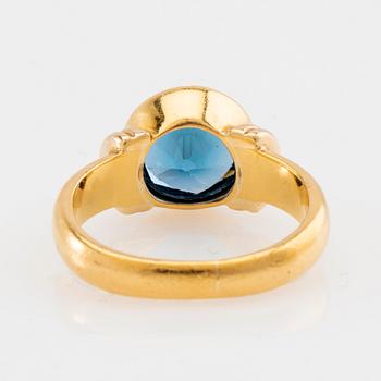 Ring 18K gold with faceted blue glass.