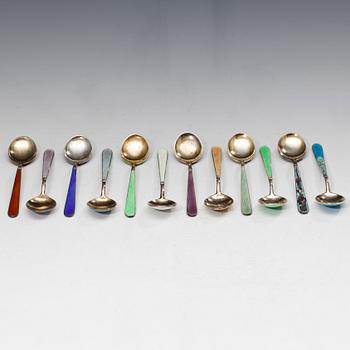 MOCKASKEDAR, 12 st, silver 916 och emalj, Tillander, Helsingfors 1951. Vikt 135 g.