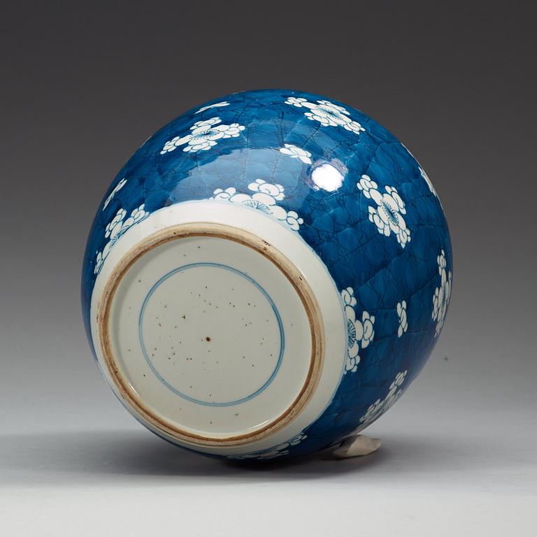 A blue and white jar, Qing dynasty, Kangxi (1662-1722),
