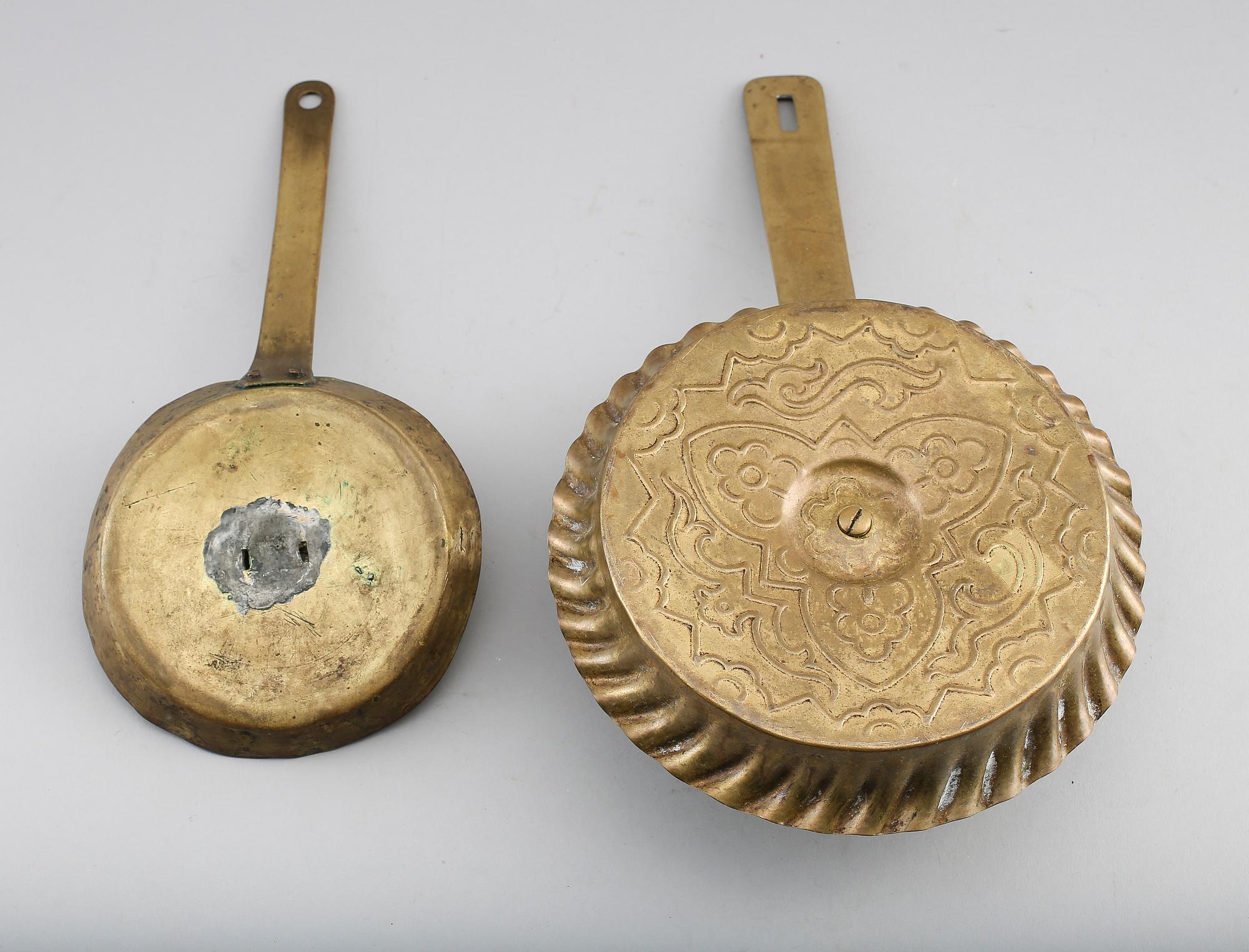 LJUSSTAKAR, 2 st, mässing, 1800-tal.