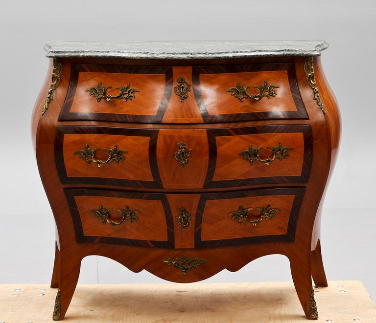 BYRÅ, rokokostil. 1900-tal.