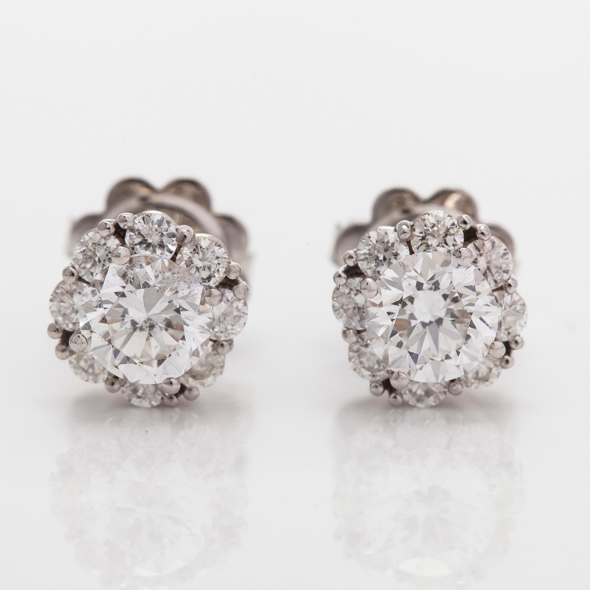 Korvakorut, 18K valkokultaa, ja briljanttihiottuja timantteja. Mukana GIA-raportti.