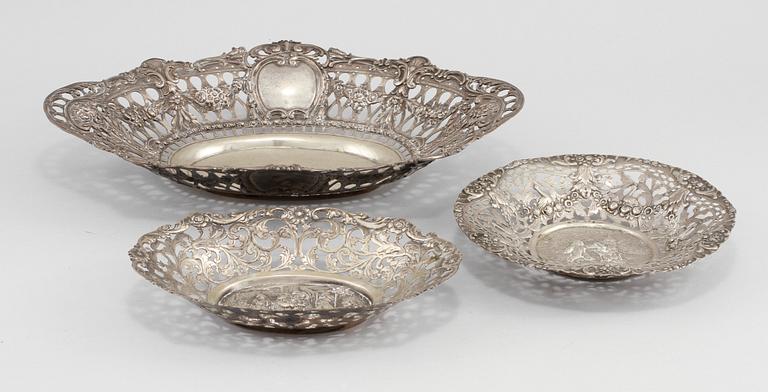 SKÅLFAT, 3 st, silver, utländska stämplar, 1900-talets första hälft. Vikt 555 g.