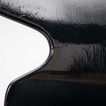 Arne Jacobsen, stolar, 4 st, "Myran", Fritz Hansen, Danmark, 1900-talets andra hälft resp 2024.