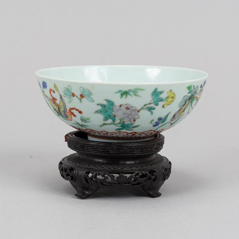 Two Chinese famille rose bowls, late Qing dynasty.