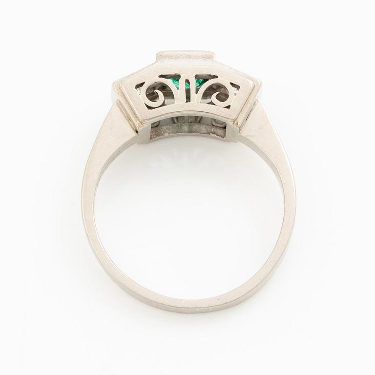 Ring, 18K vitguld med smaragd och två briljantslipade diamanter.