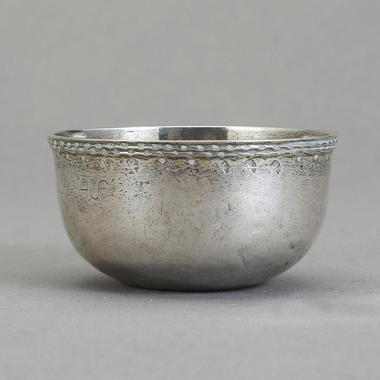 TUMLARE, silver, med otydlig stads och mästarstämpel, 1779. Vikt ca 19 g.