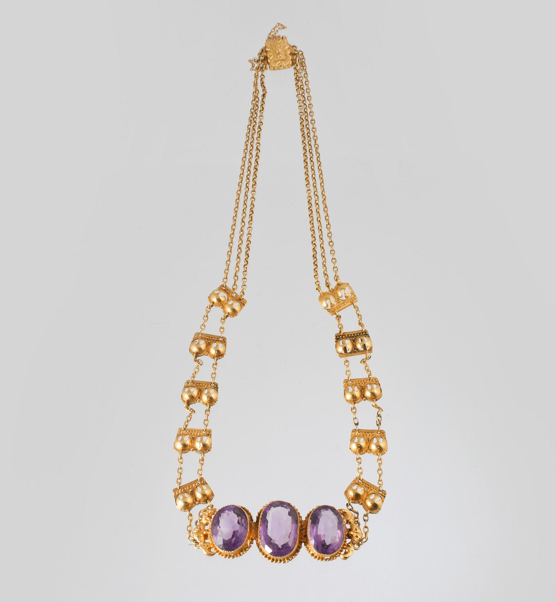 COLLIER, 18K guld med 3 ovalslipade ametister, kattfotstämplat. Vikt 27,4 gram.
