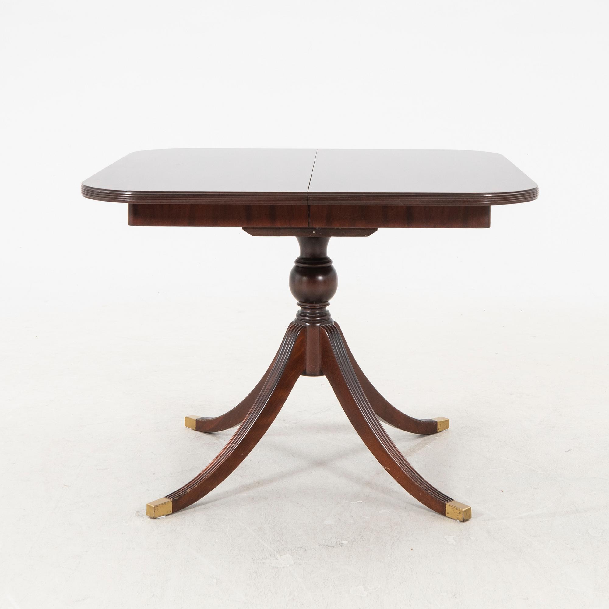 AN English mahogany dining table later part of the 20th century.