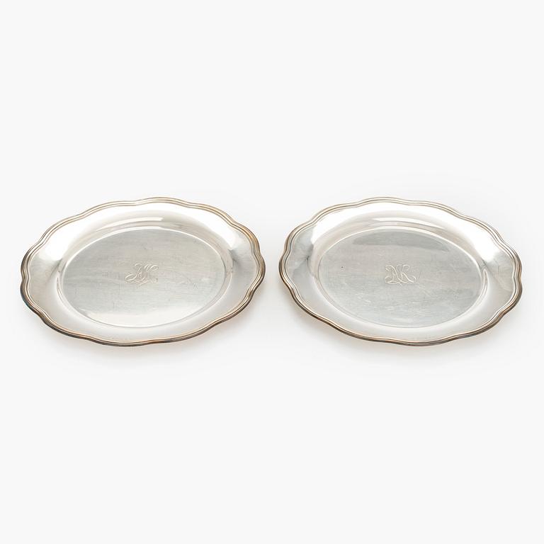 A 10-piece set of silver chargers, Kultateollisuus, Turku 1938 and 1980.