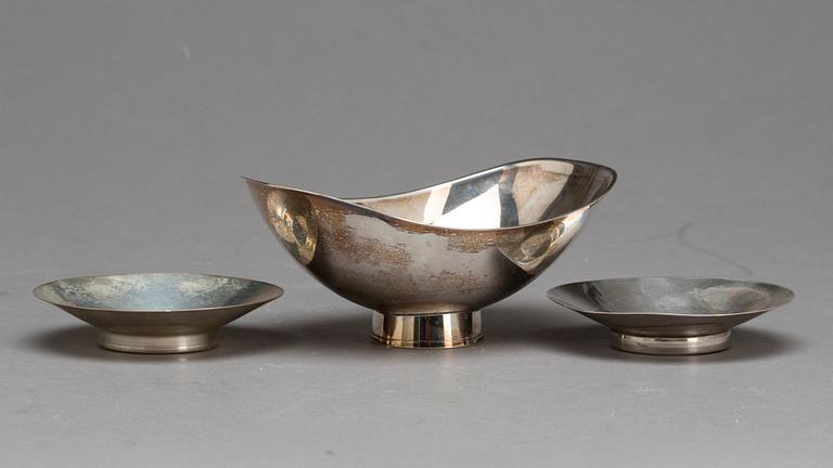 Gravy bowl and candle-holder, silver and sterlingsilver. Total weight ca 218 g.