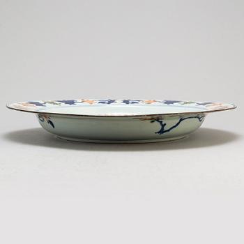 A large famille verte and blue and white charger, Qing dynasty early 18th century.