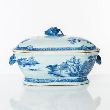 A blue and white tureen with cover, Qing dynasty, Qianlong (1736-95).