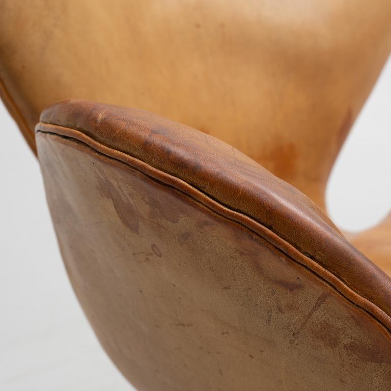 Arne Jacobsen, 'the Swan' swivel  lounge char, Fritz Hansen, 1960s.