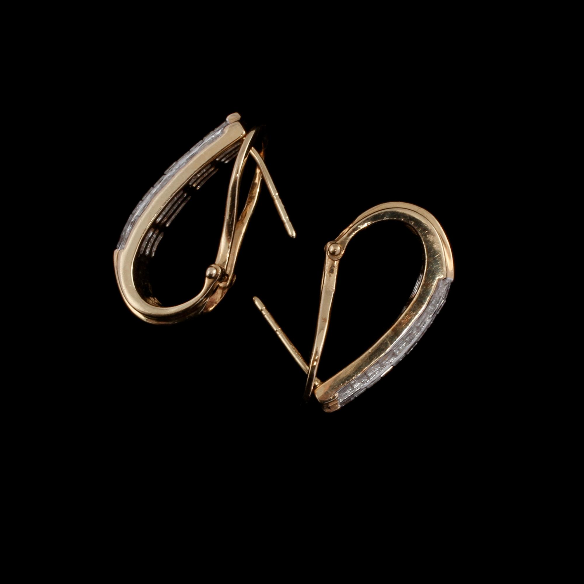 ÖRHÄNGEN, ett par, 14k vitguld med prinsesslipade diamanter, ca 2.00 ct. Vikt 6 g.