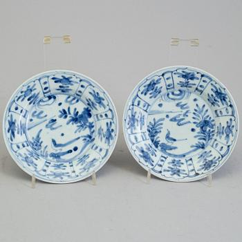 LAUTASIA, 2 kpl, posliinia. Ming, Wanli (1573-1615).