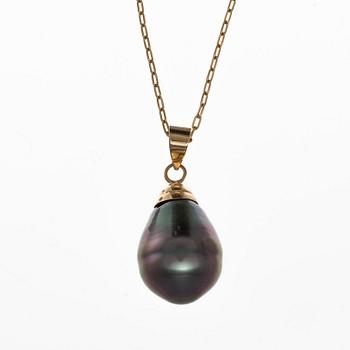 A PENDANT, 14K gold. Tahitian black pearl, green overtone 14 x 11 mm. Chain 50 cm.