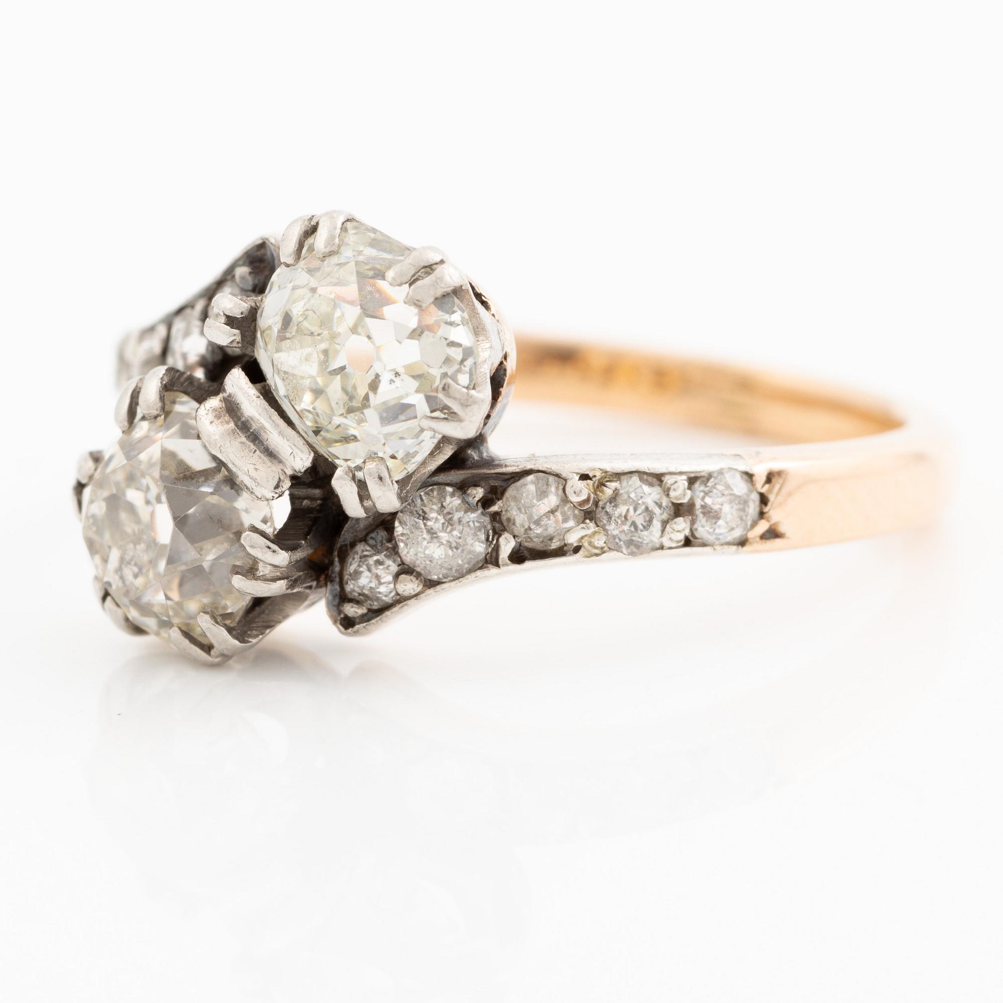 Ring, tvillingring, 18K guld och silver med två gammalslipade diamanter och mindre gammalslipade diamanter.