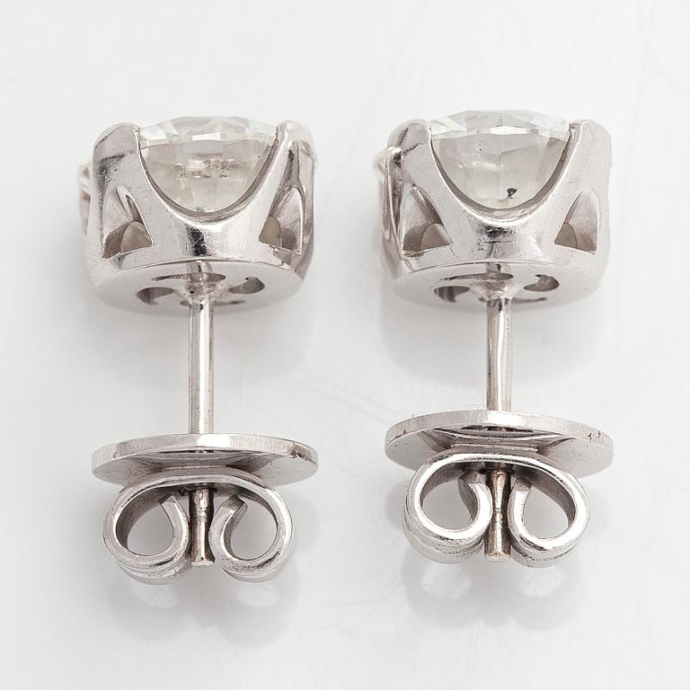 A pair of brilliant-cut diamond stud earrings in 18K white gold.