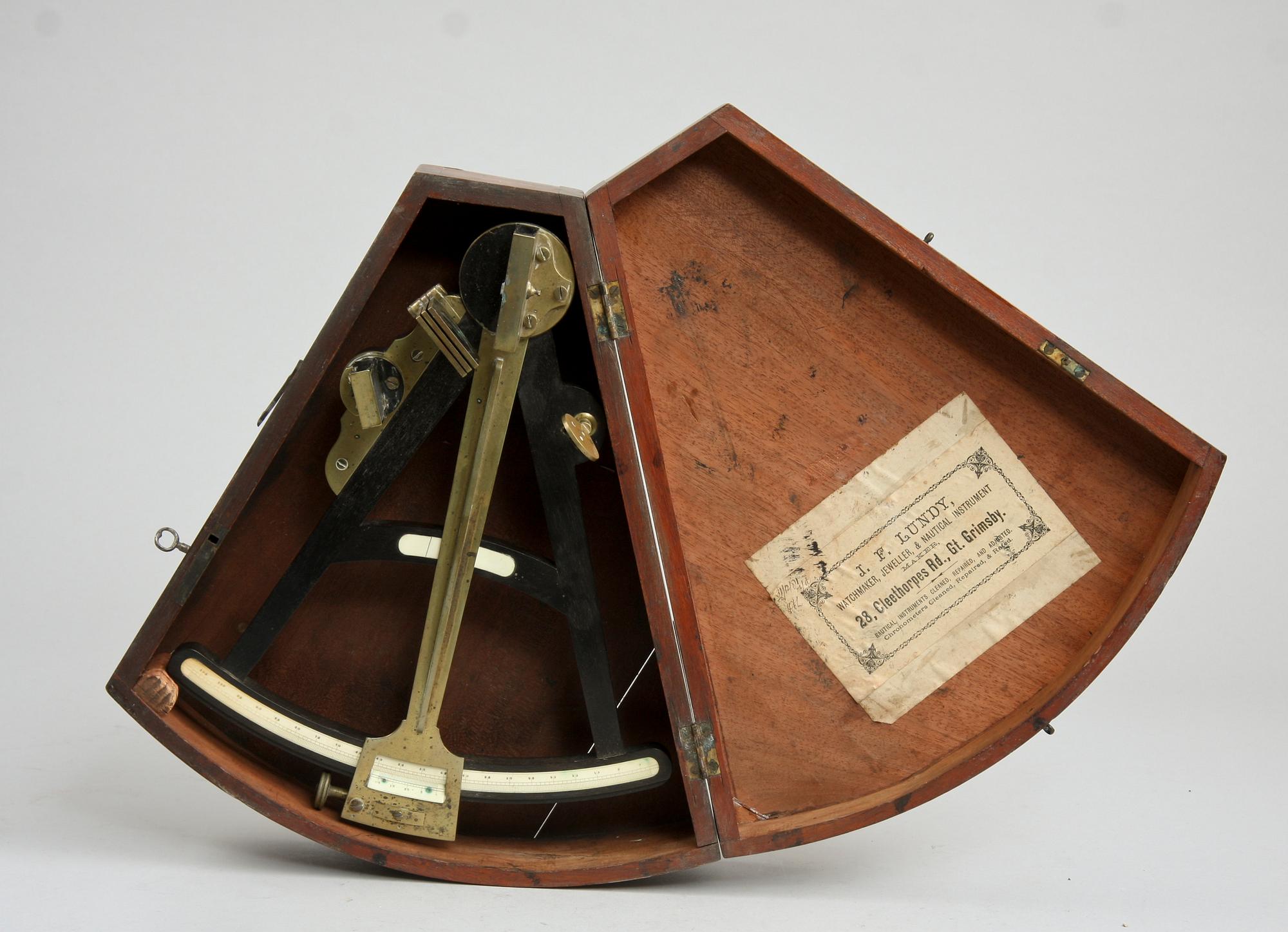 OKTANT i träschatull, trol England, 1800-talets andra hälft.